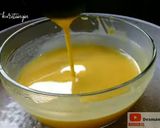 Foto langkah ke 3 dari resep Bolu Karamel atau Bolu Sarang Semut.