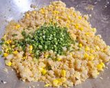Hình bước làm 5 của món Cơm chiên trứng bắp
