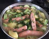 Foto del paso 2 de la receta: Salchichas frescas con papas y calabacín