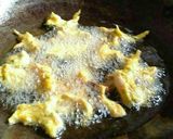 A picture of step 4 of Onion pakoda.