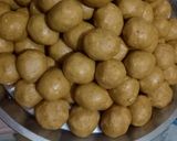 A picture of step 3 of Besan ke ladoo.