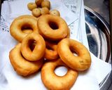 A picture of step 3 of White chocolate donuts.