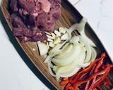Foto del paso 2 de la receta: Fideos integrales con salteado de cerdo, verduras y queso cremoso