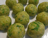 Foto del passaggio 4 della ricetta Polpette di verza e patate