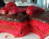 Foto del paso 5 de la receta: Bizcochuelo rojo con dulce de leche, chocolate y frutillas