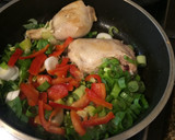 Foto del paso 4 de la receta: Pollo a la cacerola con zanahorias baby y ciruelas secas