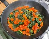 Une image de l'étape 12 de Omelette aux épinards, ail et tomates cerises.