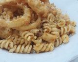 Foto langkah ke 6 dari resep Fishball bolognese pasta with onion rings.