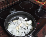 Foto del paso 2 de la receta: Cinta de lomo con champiñones al horno y papas fritas