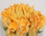 Foto del passaggio 1 della ricetta Fiori di zucchina ripieni