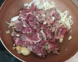 Foto langkah ke 3 dari resep Tumis Daging Sapi Paprika.