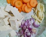 Foto langkah ke 1 dari resep Sop Bening Wortel Tahu.