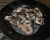 Foto langkah ke 4 dari resep Sphagetti Mushroom Cream Sauce with Shrimp 🍤.