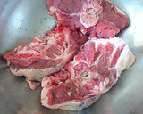 Foto del paso 1 de la receta: Lomo con hueso de cabrito en salsa de lavanda y azafrán