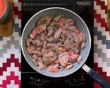 Foto del paso 4 de la receta: Bistec con papas en salsa roja