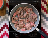 Foto del paso 4 de la receta: Bistec con papas en salsa roja