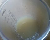 Foto del passaggio 2 della ricetta Frullato con succo di frutta alla pera, mela, limone e cannella