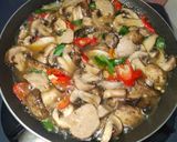 Foto langkah ke 5 dari resep Tumis Jamur Champignon.