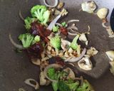 A picture of step 3 of Mushroom Cheese Burger.