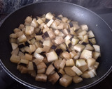 Foto del paso 1 de la receta: Salteado de berenjena con piñones
