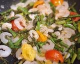 Foto del passaggio 5 della ricetta Farfalle rigate con asparagi e gamberetti