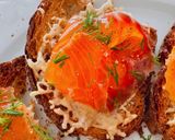 Hình bước làm 3 của món Tartine Bánh Mì Nướng Phô Mai Emmental Phủ Cá Hồi Gravlax