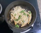 Hình bước làm 3 của món Nấm Kim Châm Xào Rau Răm