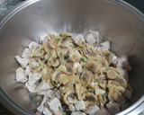 Foto del paso 4 de la receta: Lomo de cerdo con salsa de champiñones y queso