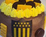 Foto del paso 4 de la receta: Torta de chocolate sin gluten temática peñarol