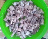 Foto langkah ke 1 dari resep Oseng cumi saos tiram pedas.