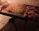 Foto del paso 2 de la receta: Cerdo con verduras en la plancheta