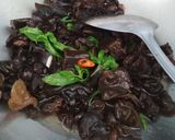 Foto langkah ke 2 dari resep Tumis jamur kuping kemangi.