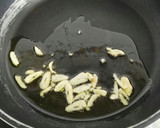 Foto del paso 5 de la receta: Almejas y langostinos con guisantes en salsa picante