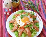Hình bước làm 5 của món Mì gói xào xúc xích và trứng ốp la
