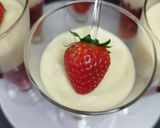 Une image de l'étape 3 de Crème au chocolat blanc sur lit de fraises.