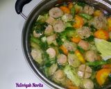 Foto langkah ke 6 dari resep Sayur Sop Bakso Sosis.