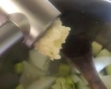 Foto del paso 3 de la receta: Caldo de rape con merluza y Gambones