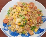รูปขั้นตอนการทำที่ 9 ของ ข้าวผัดไข่ใส่แฮมไส้กรอกถั่วฝักยาว