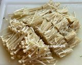 A picture of step 3 of Spinach and Enoki Mushrooms with Eggs.