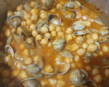 Foto del paso 4 de la receta: Garbanzos con chirlas