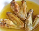 Foto del paso 2 de la receta: Alitas de pollo guisadas en salsa de azafrán con guisantes al jamón