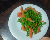 Foto del paso 2 de la receta: Solomillo con zanahoria, guisantes y papas fritas al ajillo
