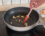 Foto del paso 3 de la receta: Fideuà de calamares (en lata), langostinos y bacalao gratinado con alioli