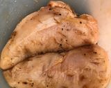 รูปขั้นตอนการทำที่ 1 ของ Chicken Breast with creamy white wine sauce and herbs