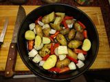 Tapa de asado cocción larga con papas rústicas, cebollas y morrón