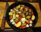 Foto del paso 3 de la receta: Tapa de asado cocción larga con papas rústicas, cebollas y morrón
