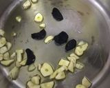 Foto del paso 3 de la receta Sopa de atún marinado con caldo al ajo negro y alga wakame