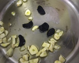 Foto del paso 3 de la receta: Sopa de atún marinado con caldo al ajo negro y alga wakame