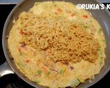 A picture of step 5 of Noodles omelette (Egg noodles omelette).
