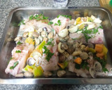 Foto del paso 3 de la receta: Rape al horno con chirlas y pota